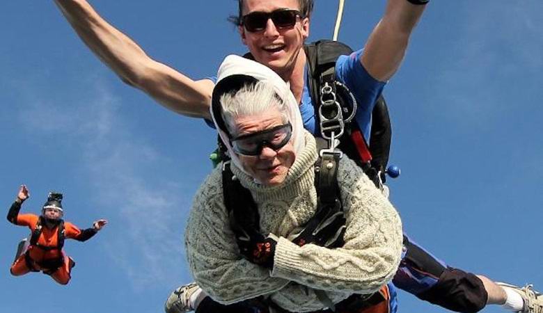 Une femme de 102 ans fait du parachutisme depuis 3 ans maintenant