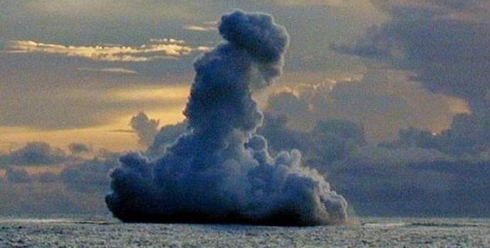 Les requins ont choisi le cratère d'un volcan sous-marin actif