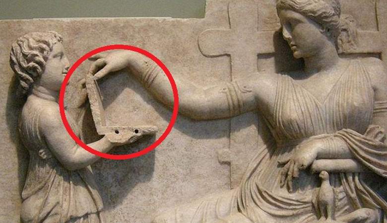 Une statue antique tient dans les mains