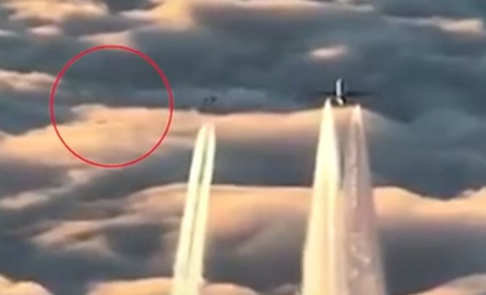 Avion de ligne escorté de chasseurs et d'OVNIS