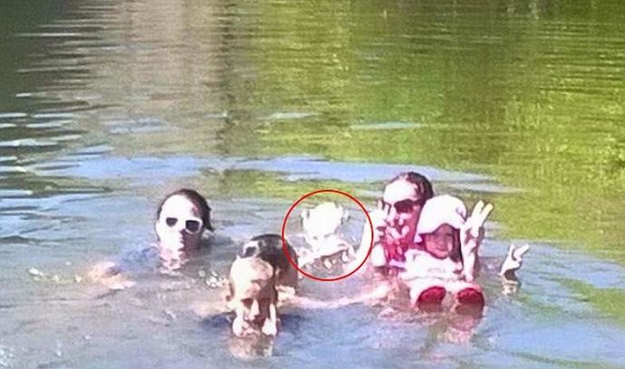 Une famille australienne en vacances a accidentellement photographié un fantôme