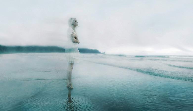 Le Britannique a photographié un mystérieux fantôme blanc au bord de la rivière