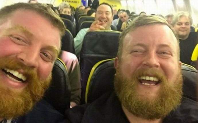 Le Britannique a rencontré son jumeau dans l'avion
