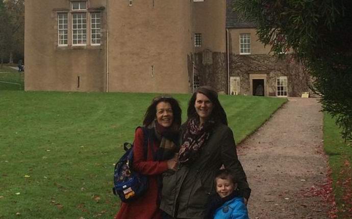 La famille britannique a pris une photo avec leur mère fantôme