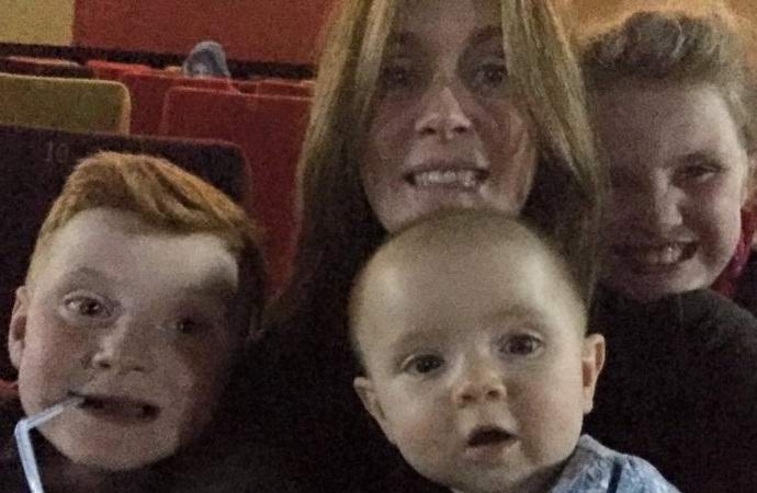 La famille britannique a pris une photo avec un fantôme dans une salle de cinéma
