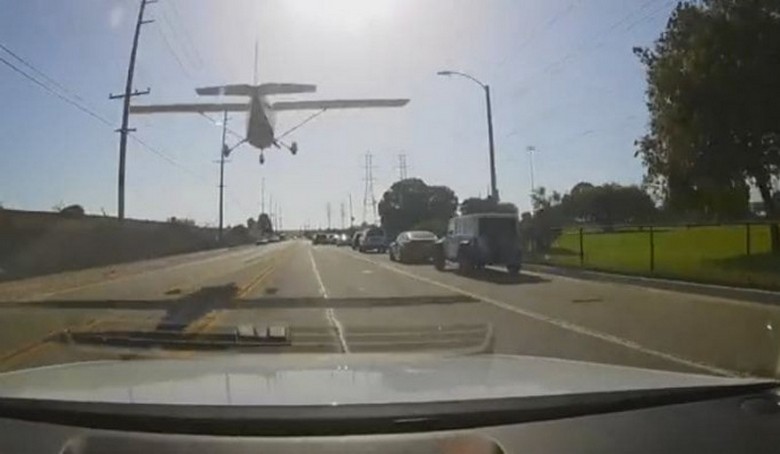 La jeune fille dans le rôle d'un pilote novice a réussi à atterrir magistralement l'avion sur l'autoroute