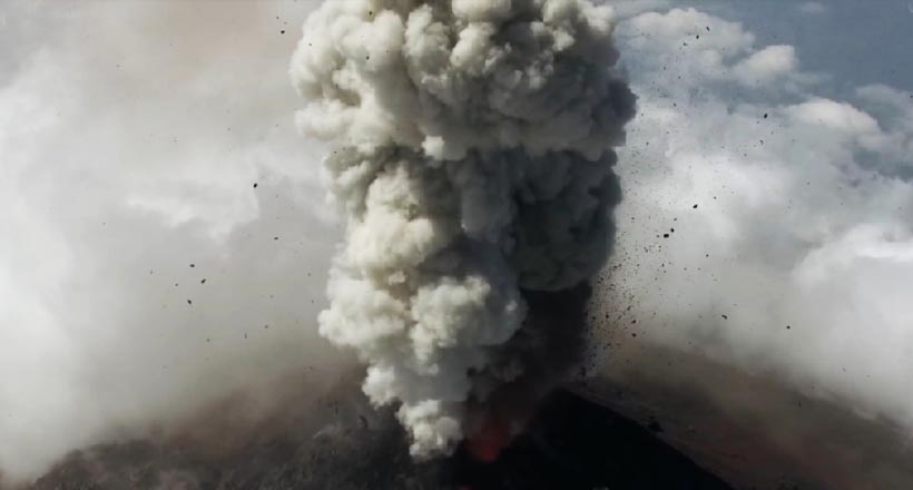 Le drone a été le premier à pouvoir retirer un volcan cracheur de feu à une distance aussi proche