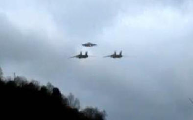 Deux avions militaires accompagnent des OVNIS, des tirs de haute qualité en provenance d'Italie