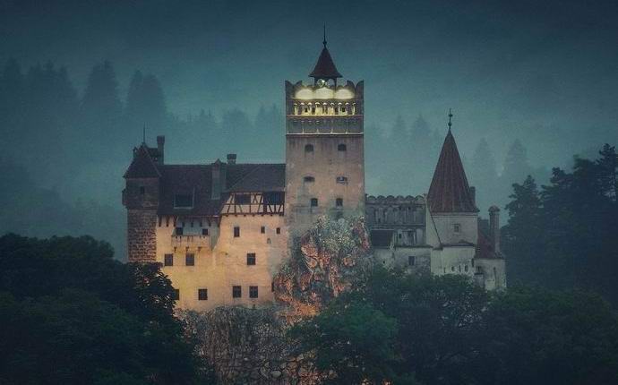 Deux chanceux célèbrent Halloween au château de Dracula