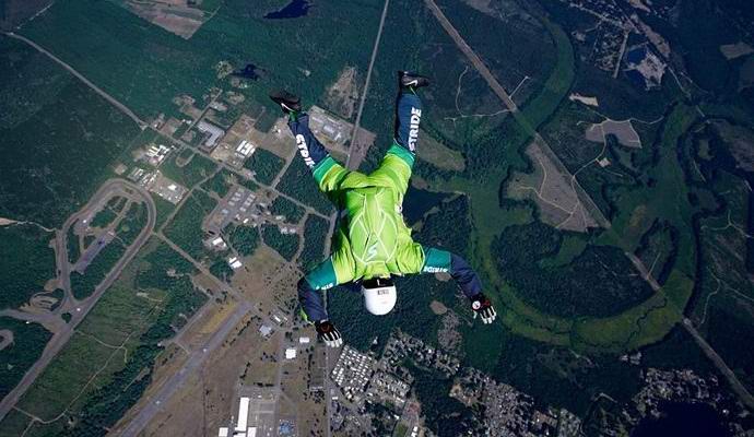 Extreme Siganul sans parachute d'une hauteur de 7,6 kilomètres