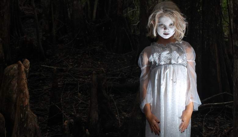 Le fantôme de la fille de la dent sucrée est passé devant la caméra