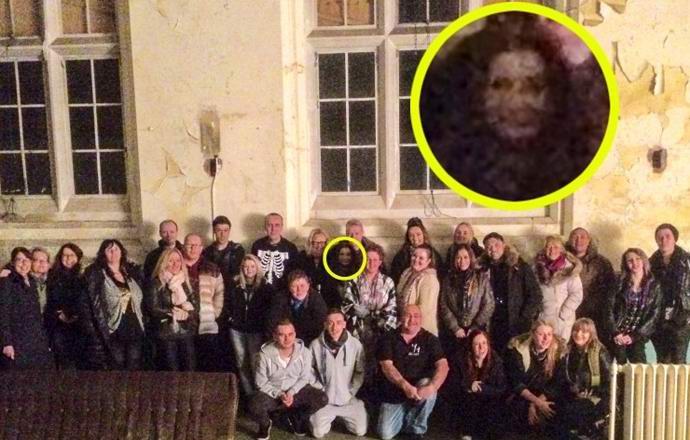 Le fantôme a pris une photo avec un groupe de fantômes