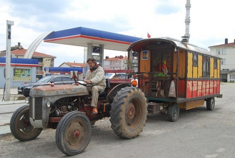 Le Français monte en Inde sur un tracteur, il est arrivé aujourd'hui en Turquie