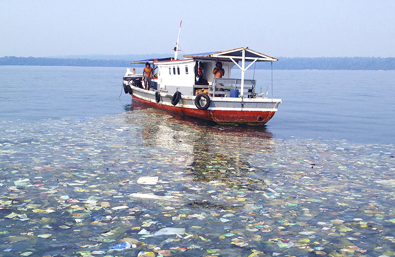Les pêcheurs indiens transforment le plastique océanique en routes formidables