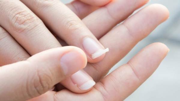 présage d'ongle cassé 