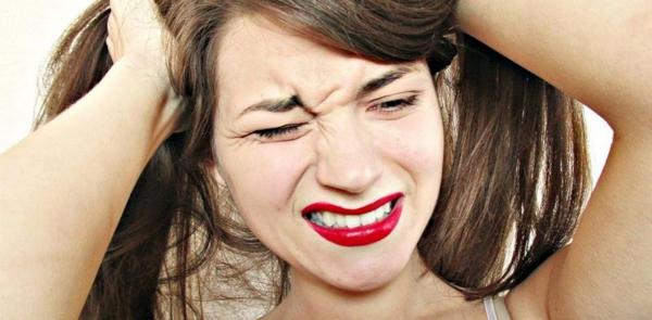 Pourquoi la tête démange-t-elle à l'arrière de la tête 