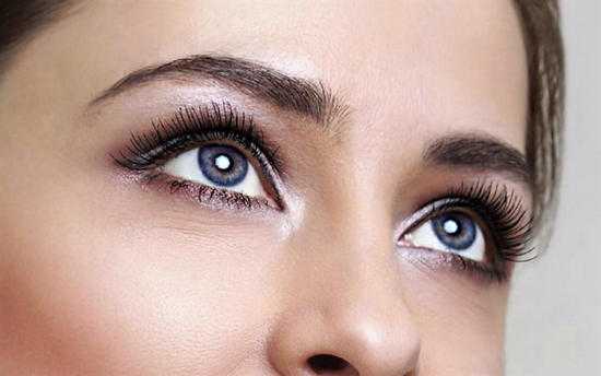 Qu'est-ce que cela signifie si ça démange entre les sourcils 