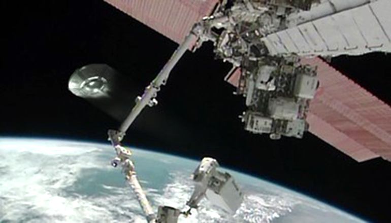 La caméra de l'ISS a photographié un OVNI volant vers la Terre