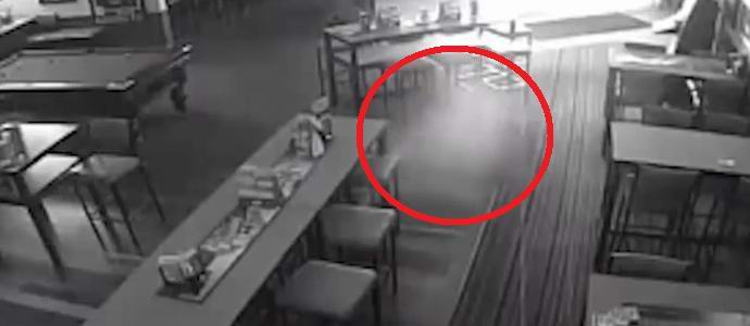 La caméra de surveillance de l'hôtel a capturé le fantôme d'une fille
