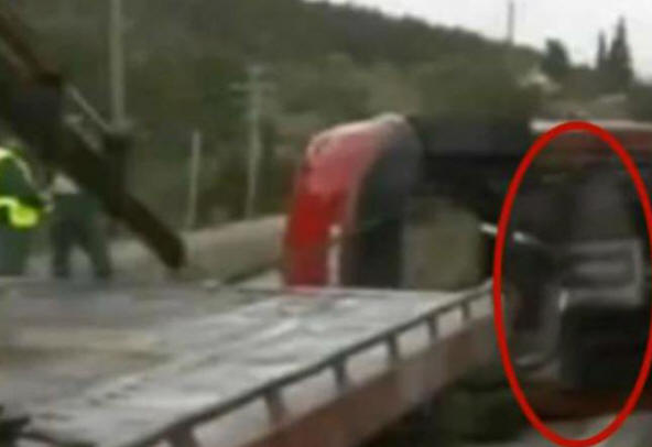 La caméra a-t-elle capturé le fantôme du défunt dans un accident de voiture?