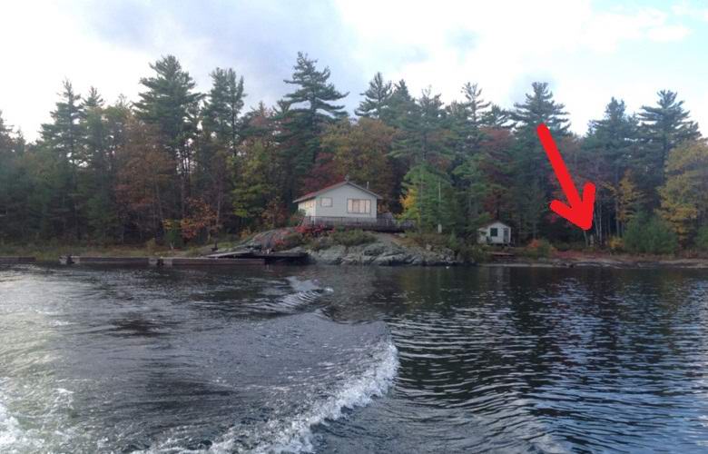 Le Canadien a photographié deux fantômes en train de regarder son bateau