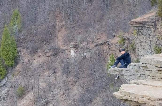 Le Canada a photographié un fantôme de suicide sur un rocher