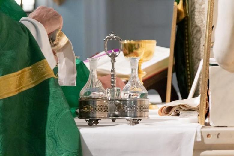 L'évêque catholique veut arroser la ville d'eau bénite d'un hélicoptère pour en chasser le mal