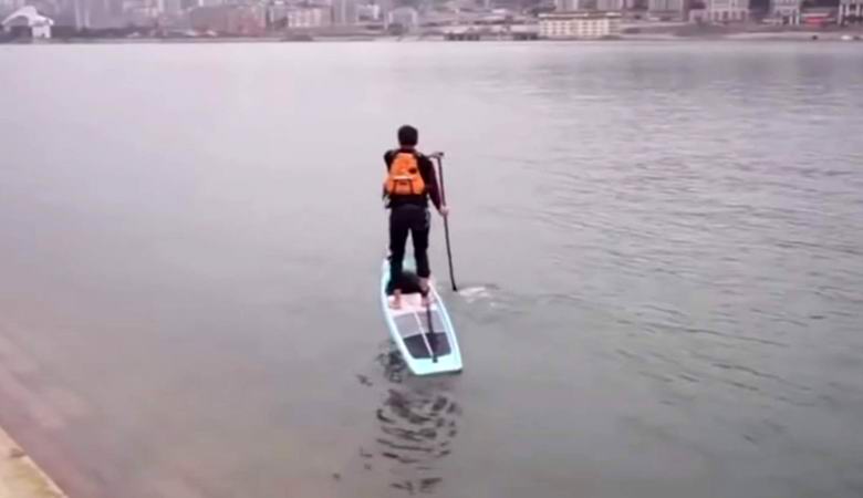 Un Chinois évite les embouteillages d'une manière très inhabituelle.
