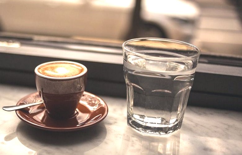 Il est conseillé de boire du café avec de l'eau propre