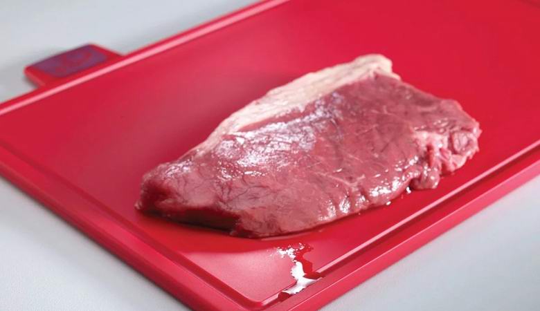 Un morceau de viande remue spontanément sur une planche à découper