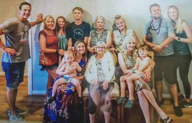 Le visage de l'oncle décédé a été examiné sur une photo de famille