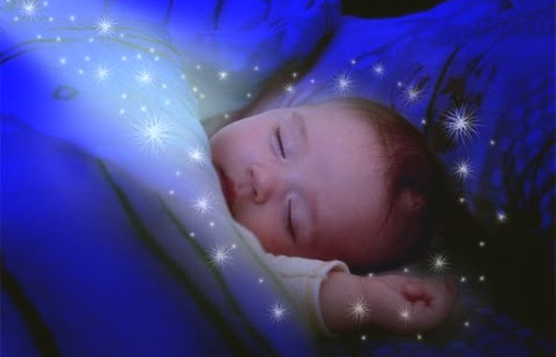 Le gamin lève étrangement les mains dans un rêve, amusant ses parents avec ça