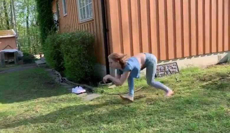 Une jeune Norvégienne qui rêve de devenir un cheval court facilement à quatre pattes