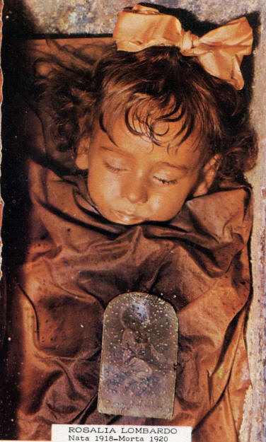 La maman de la petite fille ouvre et ferme les yeux