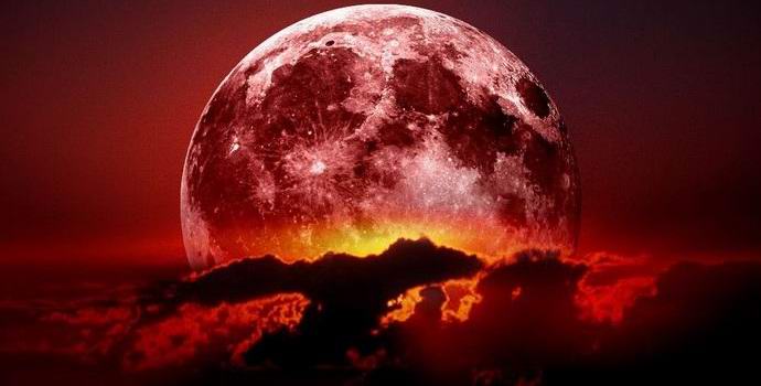 Trois OVNIS ont été repérés contre une lune rouge