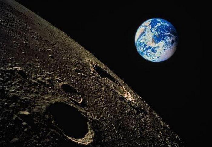 Sur la photo lunaire de la NASA, le célèbre ufologue a trouvé une pyramide