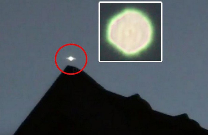 Une énorme boule de plasma est apparue au-dessus du sommet de la montagne