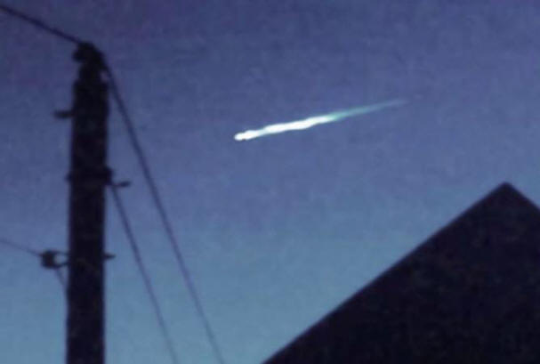 Des témoins ont photographié un objet qui tombait avec un OVNI au-dessus de la Californie