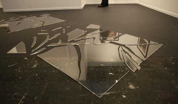 miroir brisé sur le sol 