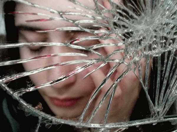 regarde dans un miroir brisé 