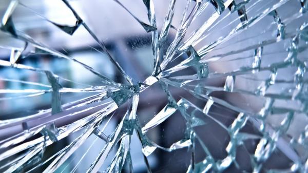 Signes populaires sur le verre brisé 