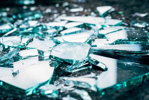 Le verre se brise avec l'aide de quelqu'un 