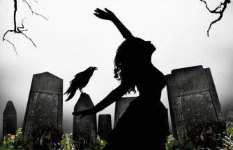 Un étranger dans un vieux chapeau au cimetière