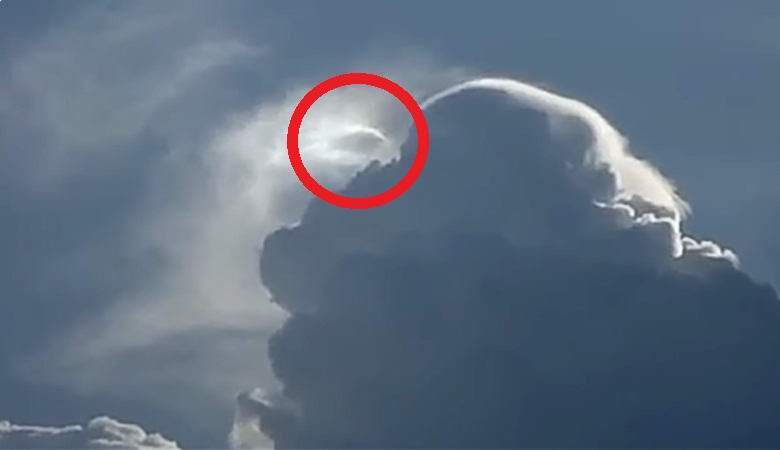 Un OVNI s'est caché derrière des nuages ​​au Pakistan