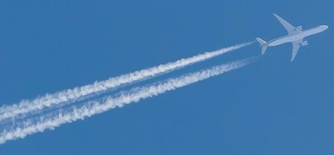 OVNI effacé du ciel la traînée de condensation de l'avion