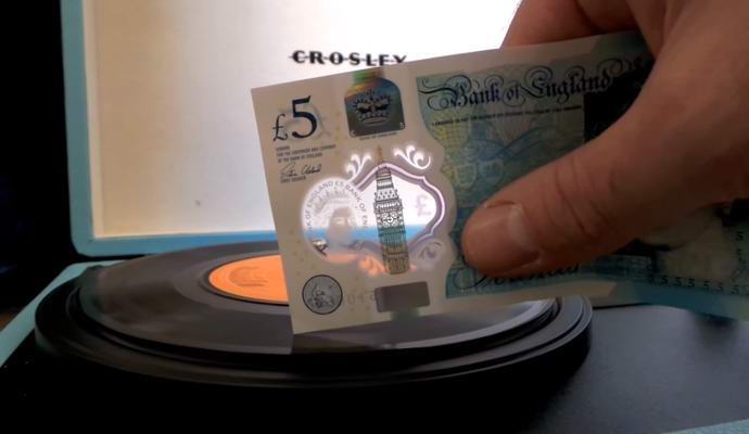 De nouvelles notes britanniques reproduisent le son des enregistrements phonographiques