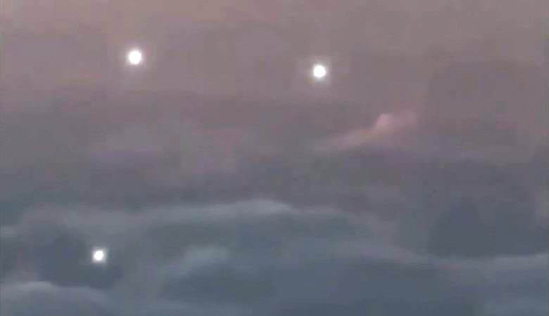Des lumières comme des créatures vivantes poursuivant un avion