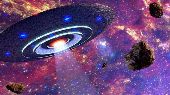 D'énormes vaisseaux extraterrestres en orbite terrestre