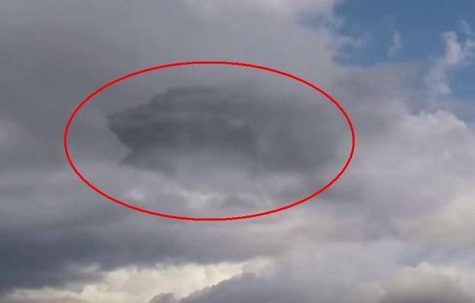 Un énorme OVNI est apparu dans les nuages ​​au-dessus du Pérou