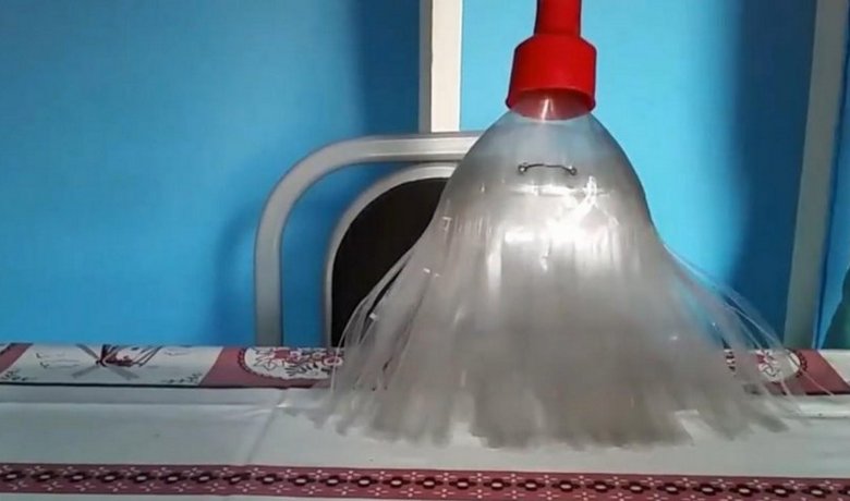 Grand balai de jardin fait de bouteilles en plastique